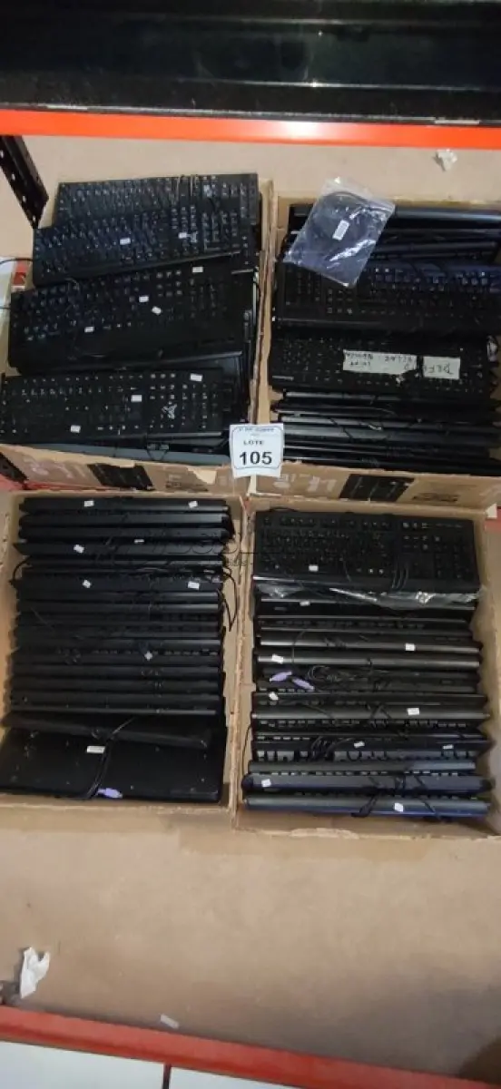 LOTE 105 - 01 LOTE COM GRANDE QUANTIDADE DE TECLADOS DE PC DE MARCAS E MODELOS DIVERSOS. (NO ESTADO) ATENÇÃO! FAZER A VISITAÇÃO ANTES DE ARREMATAR, NÃO SABEMOS SE FUNCIONA, LEILÃO NÃO TEM GARANTIA E NEM DEVOLUÇÃO, SUJEITO A POSSÍVEIS AVARIAS VISÍVEIS/OCULTAS E/OU AUSÊNCIA DE COMPONENTES.