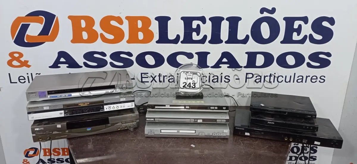 LOTE 243 - 09 APARELHOS DVD DE MARCAS E MODELOS DIVERSOS. (NO ESTADO) ATENÇÃO! FAZER A VISITAÇÃO ANTES DE ARREMATAR, NÃO SABEMOS SE FUNCIONA, LEILÃO NÃO TEM GARANTIA E NEM DEVOLUÇÃO, SUJEITO A POSSÍVEIS AVARIAS VISÍVEIS/OCULTAS E/OU AUSÊNCIA DE COMPONENTES.