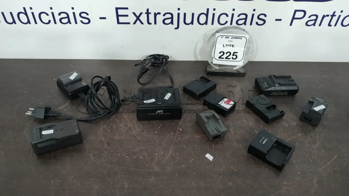 LOTE 225 - 10 CARREGADORES PARA CÂMERAS E BATERIA MARCAS E MODELOS DIVERSOS. (NO ESTADO) ATENÇÃO! FAZER A VISITAÇÃO ANTES DE ARREMATAR, NÃO SABEMOS SE FUNCIONA, LEILÃO NÃO TEM GARANTIA E NEM DEVOLUÇÃO, SUJEITO A POSSÍVEIS AVARIAS VISÍVEIS/OCULTAS E/OU AUSÊNCIA DE COMPONENTES.