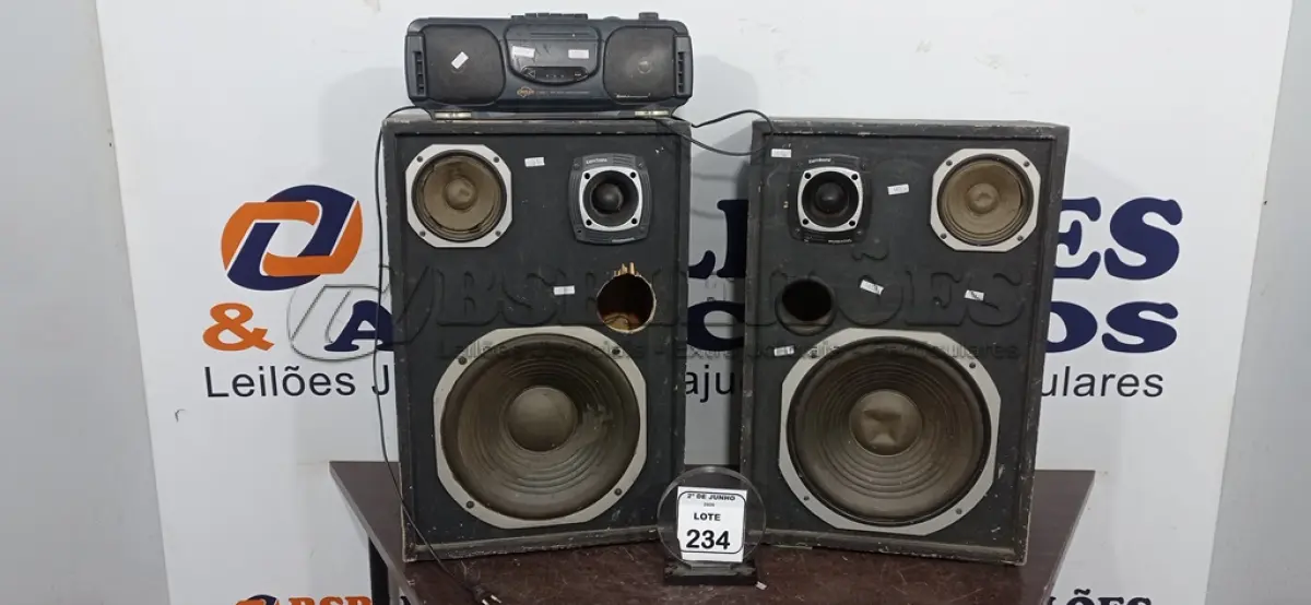 LOTE 234 - 02 CAIXAS DE SOM ALTO FALANTE E 01 APARELHO DE SOM ANTIGO. (NO ESTADO) ATENÇÃO! FAZER A VISITAÇÃO ANTES DE ARREMATAR, NÃO SABEMOS SE FUNCIONA, LEILÃO NÃO TEM GARANTIA E NEM DEVOLUÇÃO, SUJEITO A POSSÍVEIS AVARIAS VISÍVEIS/OCULTAS E/OU AUSÊNCIA DE COMPONENTES.