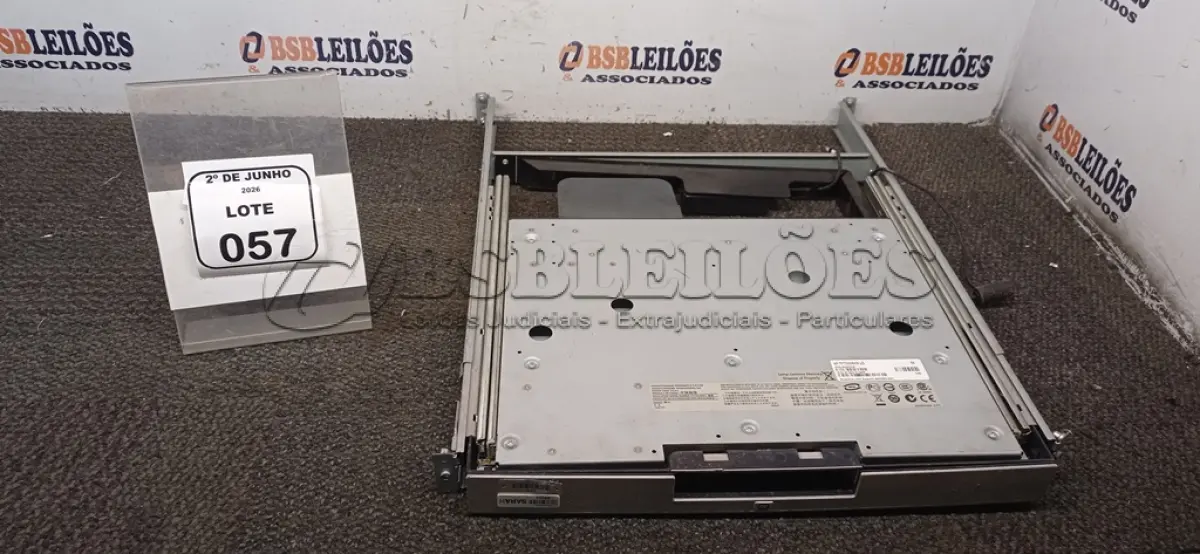 LOTE 057 - 01 CONSOLE DE RACK 1U COMPACTA COM MONITOR LCD DE 17,3 POLEGADAS, TECLADO E TOUCHPAD EM UMA UNIDADE DESLIZANTE. (NO ESTADO) ATENÇÃO! FAZER A VISITAÇÃO ANTES DE ARREMATAR, NÃO SABEMOS SE FUNCIONA, LEILÃO NÃO TEM GARANTIA E NEM DEVOLUÇÃO, SUJEITO A POSSÍVEIS AVARIAS VISÍVEIS/OCULTAS E/OU AUSÊNCIA DE COMPONENTES.