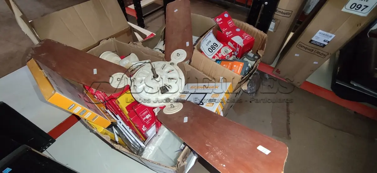 LOTE 089 - 01 VENTILADOR DE TETO E GRANDE QUANTIDADE DE LUMINÁRIAS E LÂMPADAS MARCAS E MODELOS DIVERSOS. (NO ESTADO) ATENÇÃO! FAZER A VISITAÇÃO ANTES DE ARREMATAR, NÃO SABEMOS SE FUNCIONA, LEILÃO NÃO TEM GARANTIA E NEM DEVOLUÇÃO, SUJEITO A POSSÍVEIS AVARIAS VISÍVEIS/OCULTAS E/OU AUSÊNCIA DE COMPONENTES.