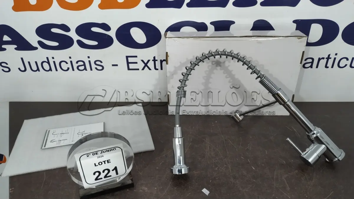 LOTE 221 - 01 TORNEIRA DE COZINHA GOURMET CROMADA. (NO ESTADO) ATENÇÃO! FAZER A VISITAÇÃO ANTES DE ARREMATAR, NÃO SABEMOS SE FUNCIONA, LEILÃO NÃO TEM GARANTIA E NEM DEVOLUÇÃO, SUJEITO A POSSÍVEIS AVARIAS VISÍVEIS/OCULTAS E/OU AUSÊNCIA DE COMPONENTES.