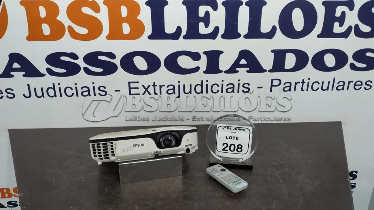 LOTE 208 - 01 PROJETOR COM CONTROLE MARCA EPSON. (NO ESTADO) ATENÇÃO! FAZER A VISITAÇÃO ANTES DE ARREMATAR, NÃO SABEMOS SE FUNCIONA, LEILÃO NÃO TEM GARANTIA E NEM DEVOLUÇÃO, SUJEITO A POSSÍVEIS AVARIAS VISÍVEIS/OCULTAS E/OU AUSÊNCIA DE COMPONENTES.