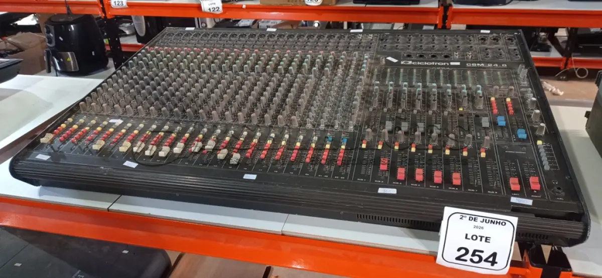 LOTE 254 - 01 MESA DE SOM MODELO CSM 24.8 MARCA CICLOTTRON. (NO ESTADO) ATENÇÃO! FAZER A VISITAÇÃO ANTES DE ARREMATAR, NÃO SABEMOS SE FUNCIONA, LEILÃO NÃO TEM GARANTIA E NEM DEVOLUÇÃO, SUJEITO A POSSÍVEIS AVARIAS VISÍVEIS/OCULTAS E/OU AUSÊNCIA DE COMPONENTES.