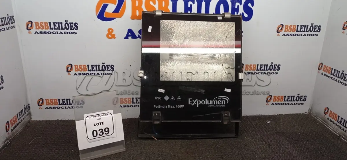 LOTE 039 - 01 REFLETOR 400W MARCA EXPOLUMEN. (NO ESTADO) ATENÇÃO! FAZER A VISITAÇÃO ANTES DE ARREMATAR, NÃO SABEMOS SE FUNCIONA, LEILÃO NÃO TEM GARANTIA E NEM DEVOLUÇÃO, SUJEITO A POSSÍVEIS AVARIAS VISÍVEIS/OCULTAS E/OU AUSÊNCIA DE COMPONENTES.