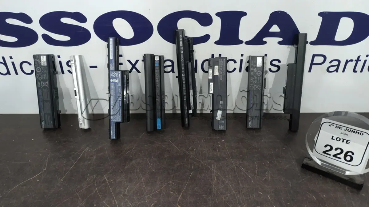 LOTE 226 - 08 BATERIAS DE NOTEBOOK DE MARCAS E MODELOS DIVERSOS. (NO ESTADO) ATENÇÃO! FAZER A VISITAÇÃO ANTES DE ARREMATAR, NÃO SABEMOS SE FUNCIONA, LEILÃO NÃO TEM GARANTIA E NEM DEVOLUÇÃO, SUJEITO A POSSÍVEIS AVARIAS VISÍVEIS/OCULTAS E/OU AUSÊNCIA DE COMPONENTES.