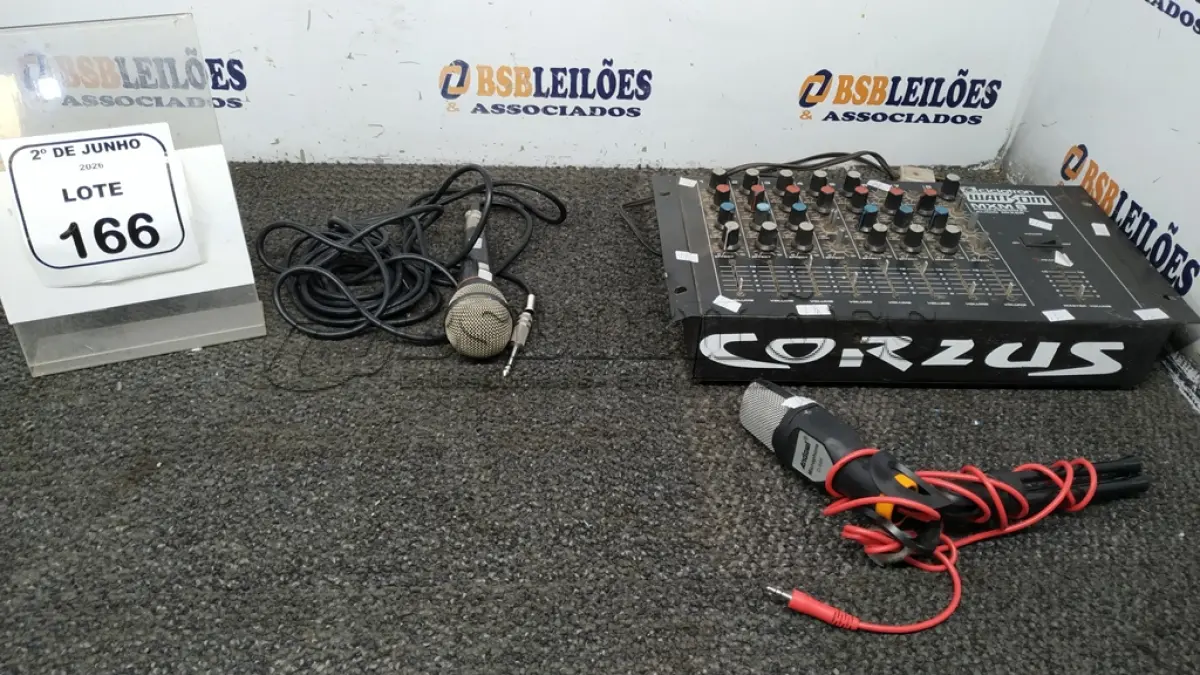 LOTE 166 - 01 MESA DE SOM MODELO MXM 8 MARCA CICLOTRON E 02 MICROFONES. (NO ESTADO) ATENÇÃO! FAZER A VISITAÇÃO ANTES DE ARREMATAR, NÃO SABEMOS SE FUNCIONA, LEILÃO NÃO TEM GARANTIA E NEM DEVOLUÇÃO, SUJEITO A POSSÍVEIS AVARIAS VISÍVEIS/OCULTAS E/OU AUSÊNCIA DE COMPONENTES.