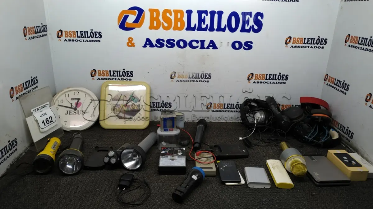 LOTE 162 - 06 CARREGADORES PORTÁTEIS, 06 HEADPHONES, 02 MULTÍMETROS, 01 BALANÇA DE PRECISÃO, 02 RELÓGIOS DE PAREDE, 01 BARBEADOR ELÉTRICO, 01 MEDIDO DE PRESSÃO, 04 LANTERNAS, 01 CAIXA DE SOM E 01 MICROFONE. (NO ESTADO) ATENÇÃO! FAZER A VISITAÇÃO ANTES DE ARREMATAR, NÃO SABEMOS SE FUNCIONA, LEILÃO NÃO TEM GARANTIA E NEM DEVOLUÇÃO, SUJEITO A POSSÍVEIS AVARIAS VISÍVEIS/OCULTAS E/OU AUSÊNCIA DE COMPONENTES.