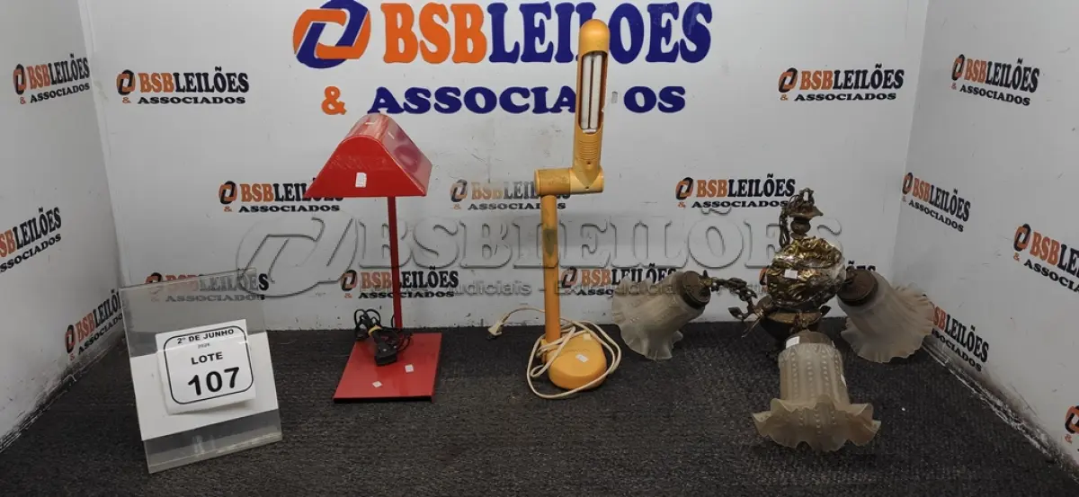 LOTE 107 - 01 LUSTRE DE TETO E 02 LUMINÁRIAS DE MESA. (NO ESTADO) ATENÇÃO! FAZER A VISITAÇÃO ANTES DE ARREMATAR, NÃO SABEMOS SE FUNCIONA, LEILÃO NÃO TEM GARANTIA E NEM DEVOLUÇÃO, SUJEITO A POSSÍVEIS AVARIAS VISÍVEIS/OCULTAS E/OU AUSÊNCIA DE COMPONENTES.