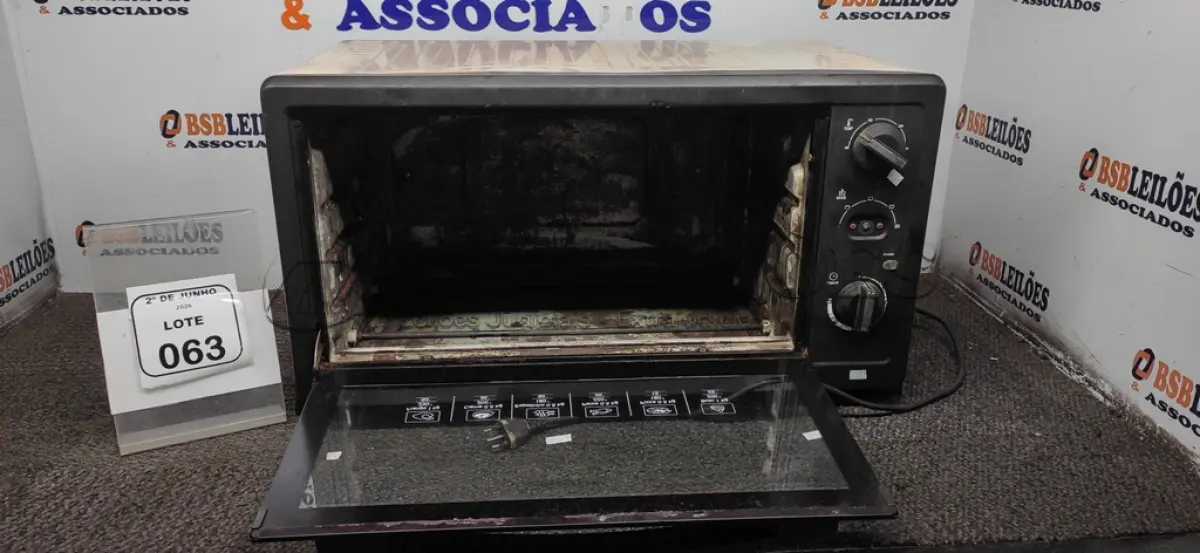 LOTE 063 - 01 FORNO DE EMBUTIR 60L 220V MARCA BEST. (NO ESTADO) ATENÇÃO! FAZER A VISITAÇÃO ANTES DE ARREMATAR, NÃO SABEMOS SE FUNCIONA, LEILÃO NÃO TEM GARANTIA E NEM DEVOLUÇÃO, SUJEITO A POSSÍVEIS AVARIAS VISÍVEIS/OCULTAS E/OU AUSÊNCIA DE COMPONENTES.