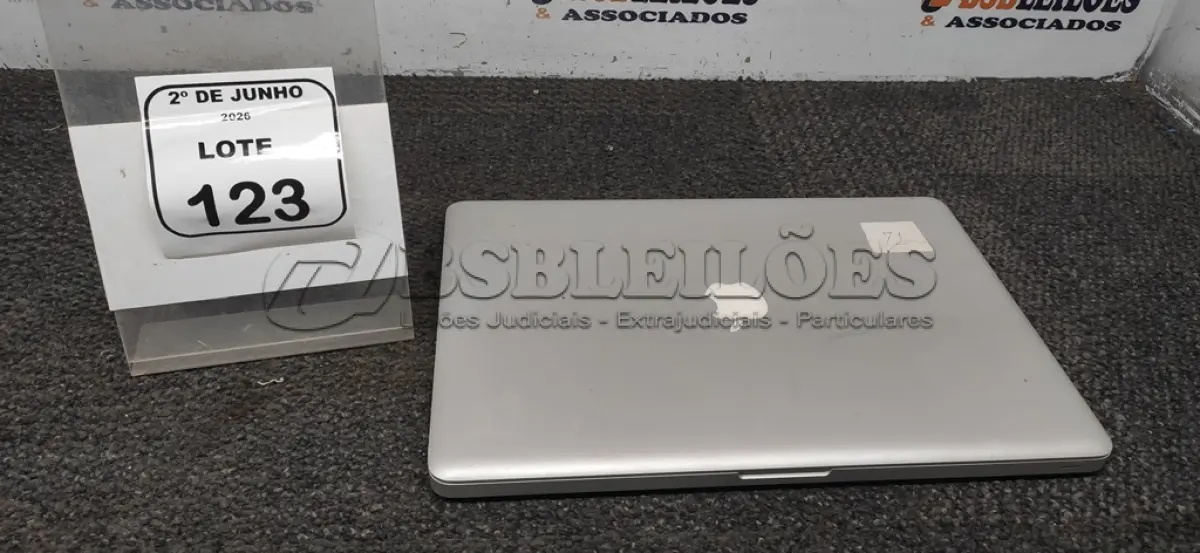 LOTE 123 - 01 MACBOOK APPLE SEM FONTE. (NO ESTADO) ATENÇÃO! FAZER A VISITAÇÃO ANTES DE ARREMATAR, NÃO SABEMOS SE FUNCIONA, LEILÃO NÃO TEM GARANTIA E NEM DEVOLUÇÃO, SUJEITO A POSSÍVEIS AVARIAS VISÍVEIS/OCULTAS E/OU AUSÊNCIA DE COMPONENTES.