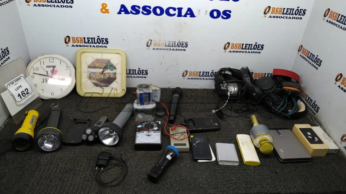 LOTE 162 - 06 CARREGADORES PORTÁTEIS, 06 HEADPHONES, 02 MULTÍMETROS, 01 BALANÇA DE PRECISÃO, 02 RELÓGIOS DE PAREDE, 01 BARBEADOR ELÉTRICO, 01 MEDIDO DE PRESSÃO, 04 LANTERNAS, 01 CAIXA DE SOM E 01 MICROFONE. (NO ESTADO) ATENÇÃO! FAZER A VISITAÇÃO ANTES DE ARREMATAR, NÃO SABEMOS SE FUNCIONA, LEILÃO NÃO TEM GARANTIA E NEM DEVOLUÇÃO, SUJEITO A POSSÍVEIS AVARIAS VISÍVEIS/OCULTAS E/OU AUSÊNCIA DE COMPONENTES.