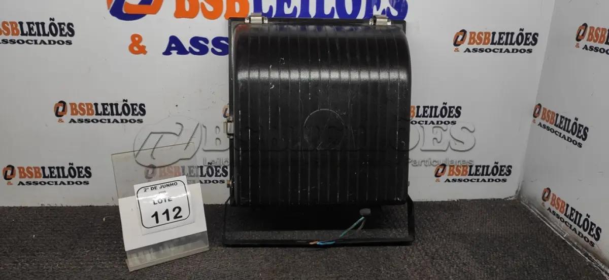LOTE 112 - 01 REFLETOR 400W MARCA EXPOLUMEN. (NO ESTADO) ATENÇÃO! FAZER A VISITAÇÃO ANTES DE ARREMATAR, NÃO SABEMOS SE FUNCIONA, LEILÃO NÃO TEM GARANTIA E NEM DEVOLUÇÃO, SUJEITO A POSSÍVEIS AVARIAS VISÍVEIS/OCULTAS E/OU AUSÊNCIA DE COMPONENTES.