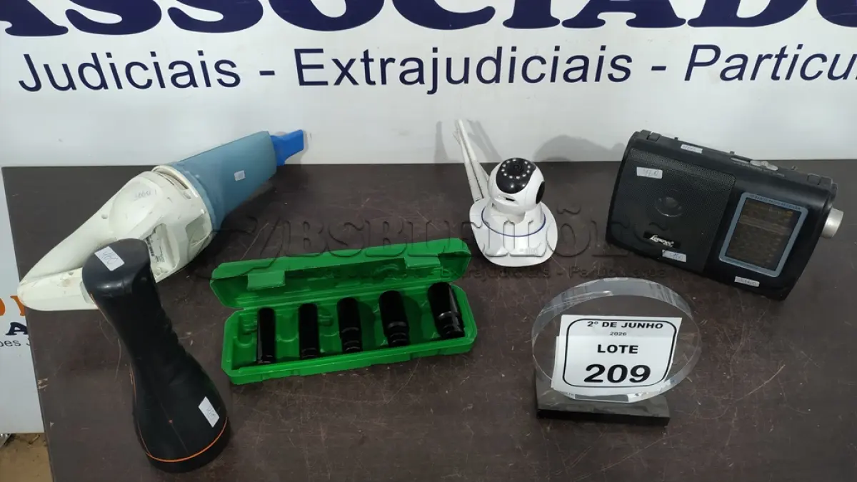 LOTE 209 - 01 CÂMERA WIFI, 01 KIT DE SOQUETE DE IMPACTO, 01 RÁDIO PORTATIL ANTIGO E 01 LANTERNA RECARREGÁVEL. (NO ESTADO) ATENÇÃO! FAZER A VISITAÇÃO ANTES DE ARREMATAR, NÃO SABEMOS SE FUNCIONA, LEILÃO NÃO TEM GARANTIA E NEM DEVOLUÇÃO, SUJEITO A POSSÍVEIS AVARIAS VISÍVEIS/OCULTAS E/OU AUSÊNCIA DE COMPONENTES.