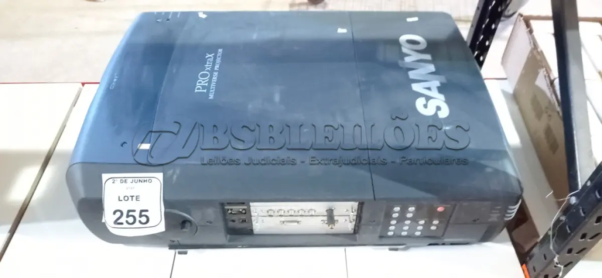 LOTE 255 - 01 PROJETOR MODELO PROXTRAX MULTIVERSE MARCA SANYO. (NO ESTADO) ATENÇÃO! FAZER A VISITAÇÃO ANTES DE ARREMATAR, NÃO SABEMOS SE FUNCIONA, LEILÃO NÃO TEM GARANTIA E NEM DEVOLUÇÃO, SUJEITO A POSSÍVEIS AVARIAS VISÍVEIS/OCULTAS E/OU AUSÊNCIA DE COMPONENTES.