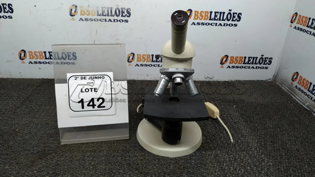 LOTE 142 - 01 MICROSCÓPIO. (NO ESTADO) ATENÇÃO! FAZER A VISITAÇÃO ANTES DE ARREMATAR, NÃO SABEMOS SE FUNCIONA, LEILÃO NÃO TEM GARANTIA E NEM DEVOLUÇÃO, SUJEITO A POSSÍVEIS AVARIAS VISÍVEIS/OCULTAS E/OU AUSÊNCIA DE COMPONENTES.