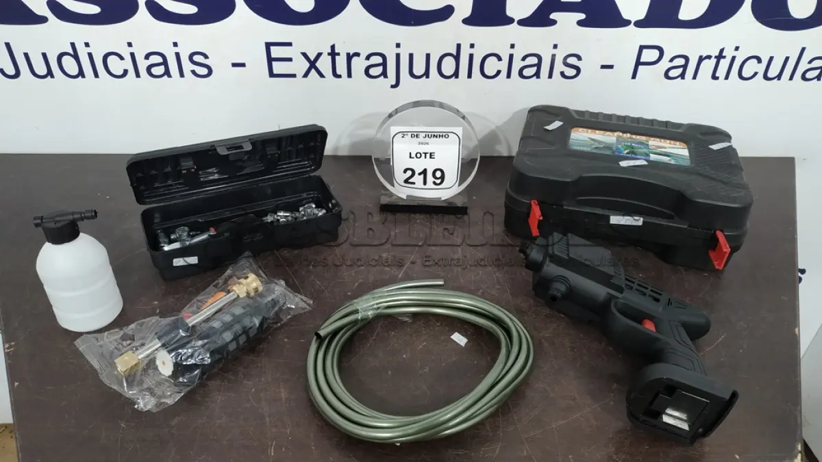 LOTE 219 - 01 CHAVE CATRACA COM JOGO DE SOQUETES E 01 MÁQUINA DE ALTA PRESSÃO COM ACESSÓRIOS SEM BATERIA. (NO ESTADO) ATENÇÃO! FAZER A VISITAÇÃO ANTES DE ARREMATAR, NÃO SABEMOS SE FUNCIONA, LEILÃO NÃO TEM GARANTIA E NEM DEVOLUÇÃO, SUJEITO A POSSÍVEIS AVARIAS VISÍVEIS/OCULTAS E/OU AUSÊNCIA DE COMPONENTES.