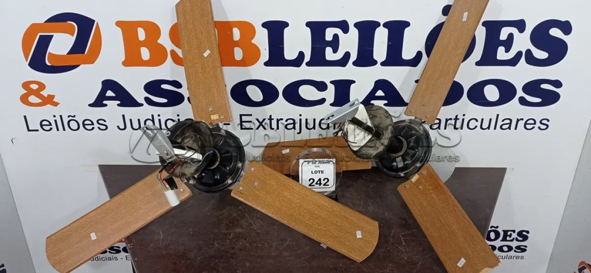 LOTE 242 - 02 VENTILADORES DE TETO COM LUMINÁRIA. (NO ESTADO) ATENÇÃO! FAZER A VISITAÇÃO ANTES DE ARREMATAR, NÃO SABEMOS SE FUNCIONA, LEILÃO NÃO TEM GARANTIA E NEM DEVOLUÇÃO, SUJEITO A POSSÍVEIS AVARIAS VISÍVEIS/OCULTAS E/OU AUSÊNCIA DE COMPONENTES.