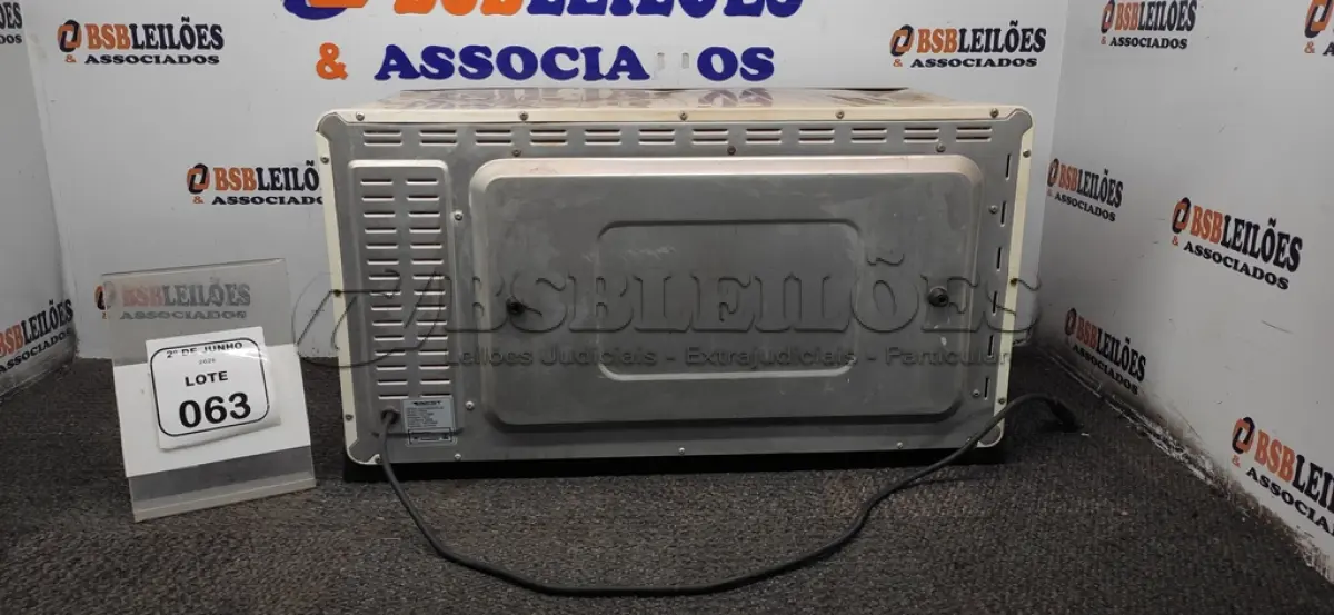 LOTE 063 - 01 FORNO DE EMBUTIR 60L 220V MARCA BEST. (NO ESTADO) ATENÇÃO! FAZER A VISITAÇÃO ANTES DE ARREMATAR, NÃO SABEMOS SE FUNCIONA, LEILÃO NÃO TEM GARANTIA E NEM DEVOLUÇÃO, SUJEITO A POSSÍVEIS AVARIAS VISÍVEIS/OCULTAS E/OU AUSÊNCIA DE COMPONENTES.
