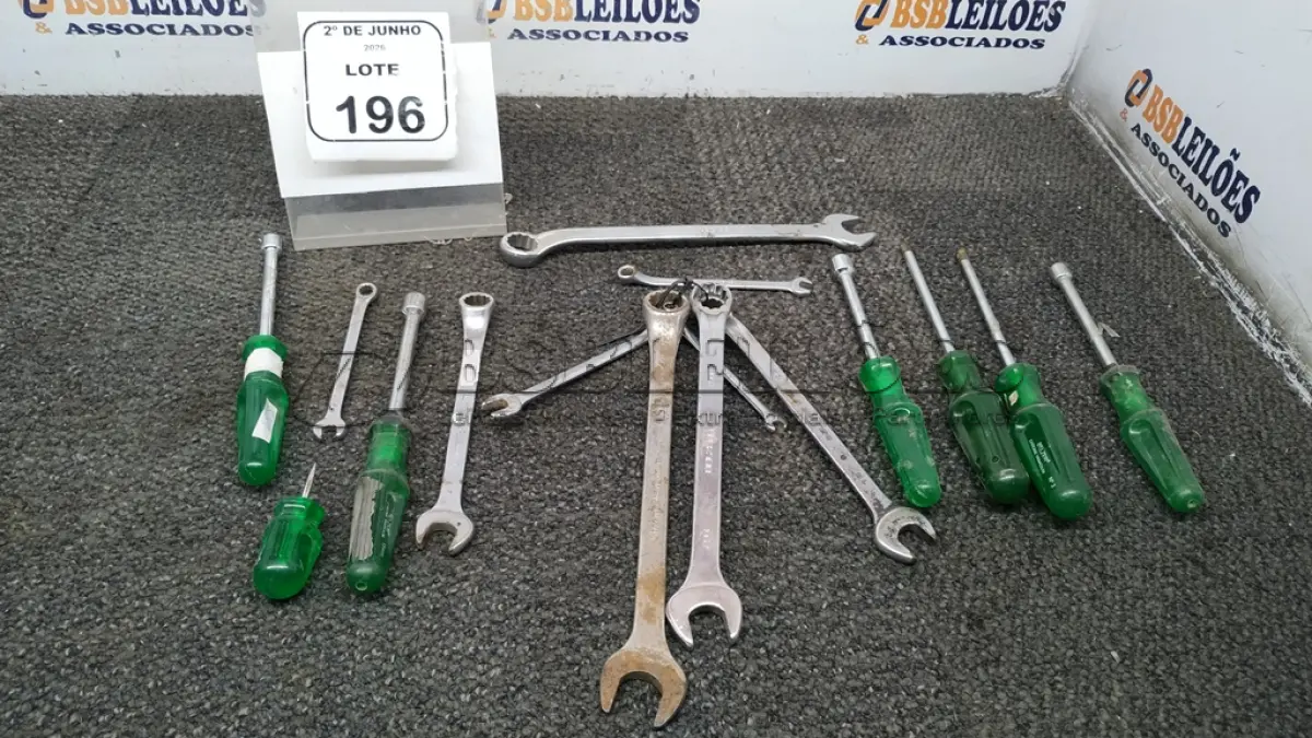 LOTE 196 - 01 LOTE COM VÁRIAS CHAVES TAMANHOS E MEDIDAS DIVERSAS MARCA BELZER. (NO ESTADO) ATENÇÃO! FAZER A VISITAÇÃO ANTES DE ARREMATAR, NÃO SABEMOS SE FUNCIONA, LEILÃO NÃO TEM GARANTIA E NEM DEVOLUÇÃO, SUJEITO A POSSÍVEIS AVARIAS VISÍVEIS/OCULTAS E/OU AUSÊNCIA DE COMPONENTES.