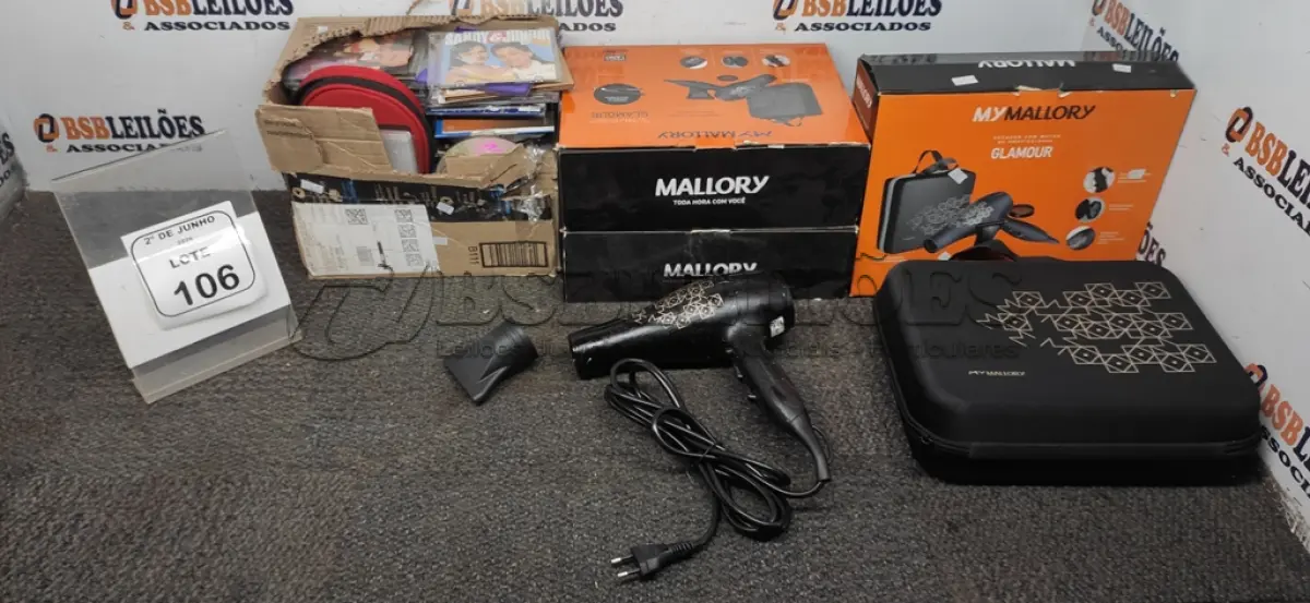 LOTE 106 - 03 SECADORES DE CABELO 220V MARCA MALLORY E 01 CAIXA COM GRANDE QUANTIDADE DE CDS. (NO ESTADO) ATENÇÃO! FAZER A VISITAÇÃO ANTES DE ARREMATAR, NÃO SABEMOS SE FUNCIONA, LEILÃO NÃO TEM GARANTIA E NEM DEVOLUÇÃO, SUJEITO A POSSÍVEIS AVARIAS VISÍVEIS/OCULTAS E/OU AUSÊNCIA DE COMPONENTES.