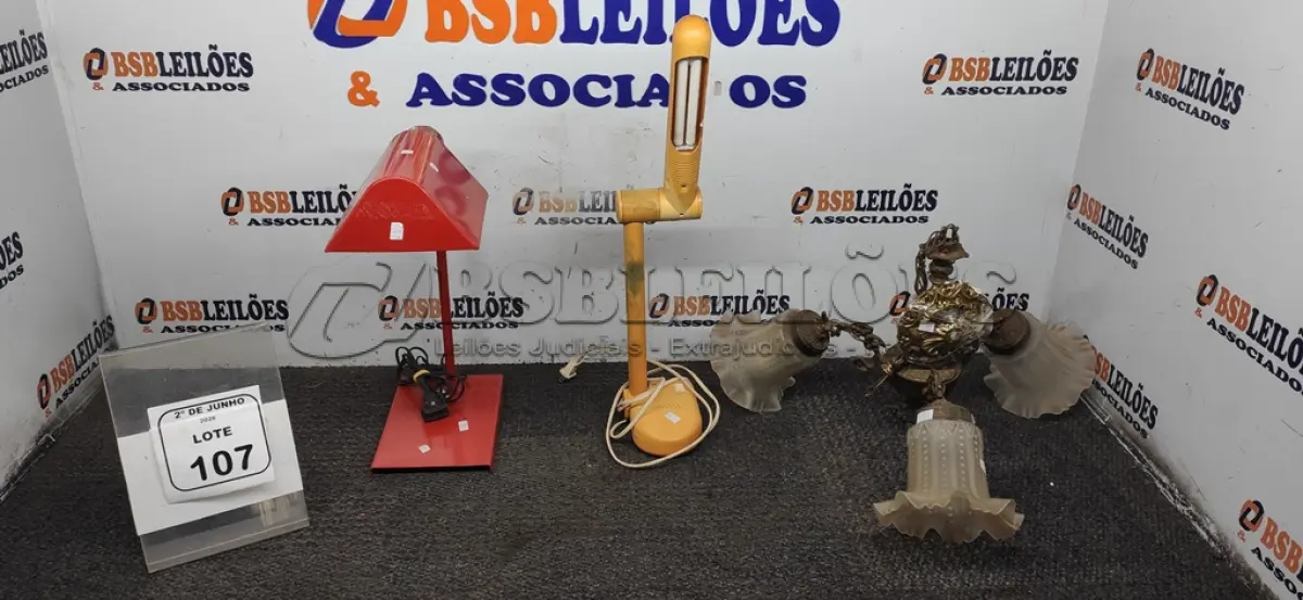 LOTE 107 - 01 LUSTRE DE TETO E 02 LUMINÁRIAS DE MESA. (NO ESTADO) ATENÇÃO! FAZER A VISITAÇÃO ANTES DE ARREMATAR, NÃO SABEMOS SE FUNCIONA, LEILÃO NÃO TEM GARANTIA E NEM DEVOLUÇÃO, SUJEITO A POSSÍVEIS AVARIAS VISÍVEIS/OCULTAS E/OU AUSÊNCIA DE COMPONENTES.