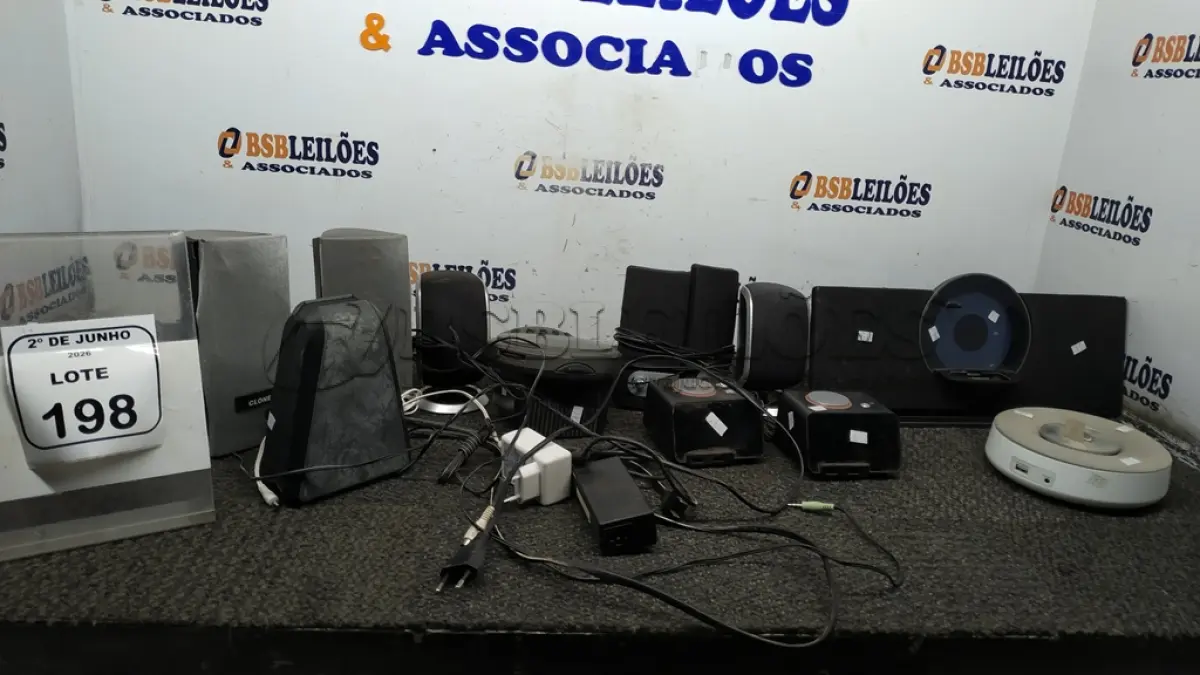 LOTE 198 - 01 LOTE COM VÁRIAS CAIXAS DE SOM E RÁDIOS RELÓGIOS DE MARCAS E MODELOS DIVERSOS. (NO ESTADO) ATENÇÃO! FAZER A VISITAÇÃO ANTES DE ARREMATAR, NÃO SABEMOS SE FUNCIONA, LEILÃO NÃO TEM GARANTIA E NEM DEVOLUÇÃO, SUJEITO A POSSÍVEIS AVARIAS VISÍVEIS/OCULTAS E/OU AUSÊNCIA DE COMPONENTES.