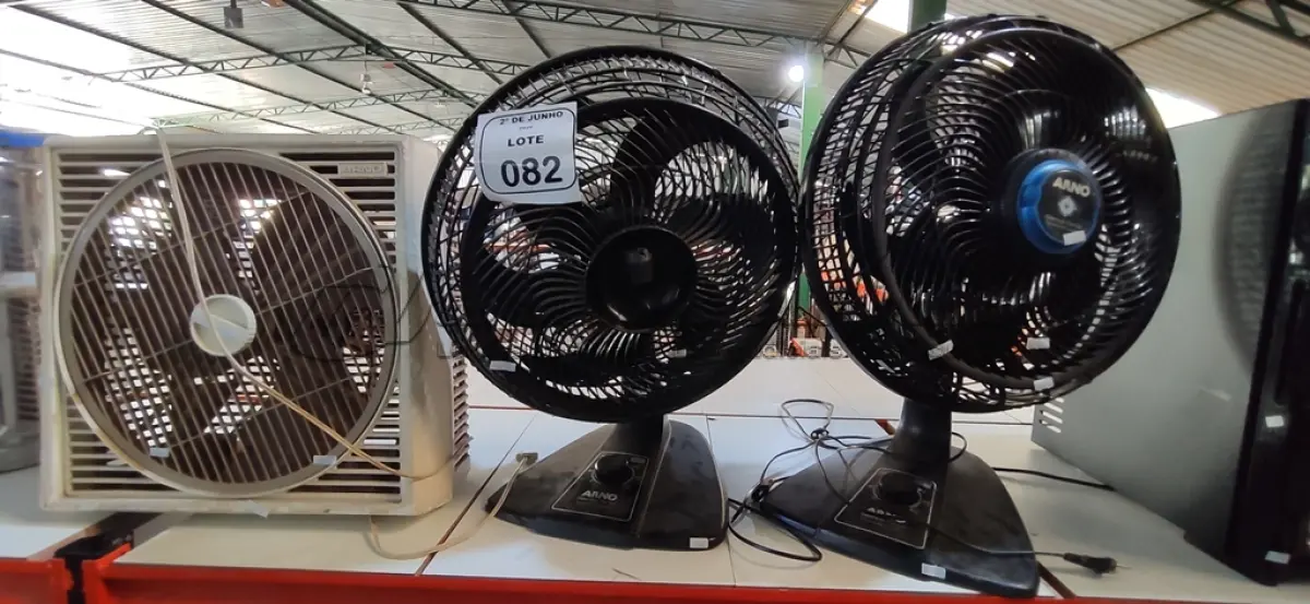 LOTE 082 - 03 VENTILADORES DE MARCAS E MODELOS DIVERSOS. (NO ESTADO) ATENÇÃO! FAZER A VISITAÇÃO ANTES DE ARREMATAR, NÃO SABEMOS SE FUNCIONA, LEILÃO NÃO TEM GARANTIA E NEM DEVOLUÇÃO, SUJEITO A POSSÍVEIS AVARIAS VISÍVEIS/OCULTAS E/OU AUSÊNCIA DE COMPONENTES.