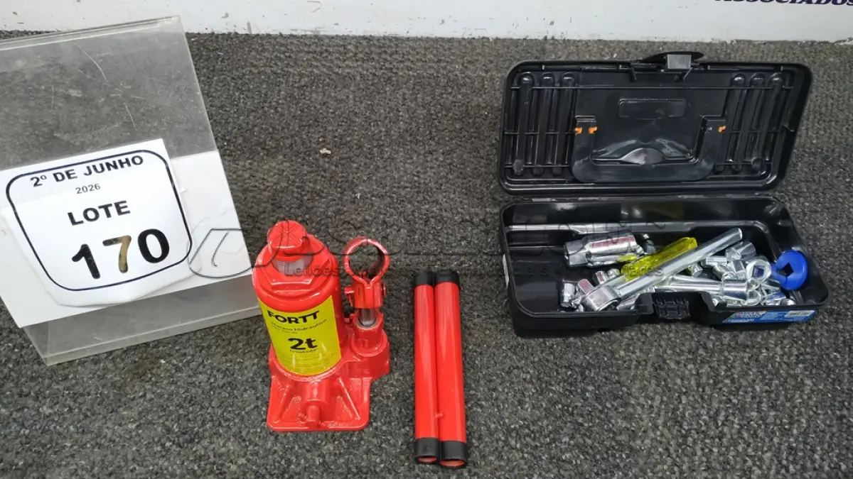 LOTE 170 - 01 MACACO HIDRÁULICO TIPO GARRAFA MODELO MHG001 MARCA FORTT E 01 MALETA COM 01 CHAVE CATRACA E DIVERSOS BITS SOQUETES. (NO ESTADO) ATENÇÃO! FAZER A VISITAÇÃO ANTES DE ARREMATAR, NÃO SABEMOS SE FUNCIONA, LEILÃO NÃO TEM GARANTIA E NEM DEVOLUÇÃO, SUJEITO A POSSÍVEIS AVARIAS VISÍVEIS/OCULTAS E/OU AUSÊNCIA DE COMPONENTES.