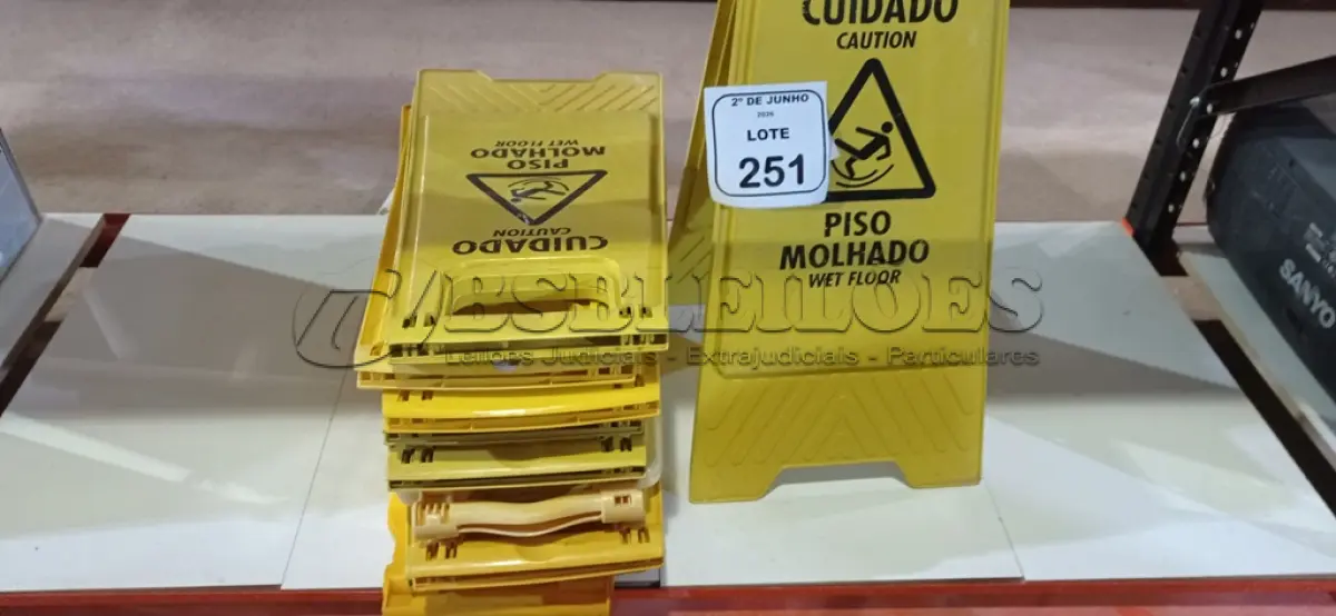 LOTE 251 - 10 PLACAS DE AVISO PARA PISOS MOLHADOS. (NO ESTADO) ATENÇÃO! FAZER A VISITAÇÃO ANTES DE ARREMATAR, NÃO SABEMOS SE FUNCIONA, LEILÃO NÃO TEM GARANTIA E NEM DEVOLUÇÃO, SUJEITO A POSSÍVEIS AVARIAS VISÍVEIS/OCULTAS E/OU AUSÊNCIA DE COMPONENTES.