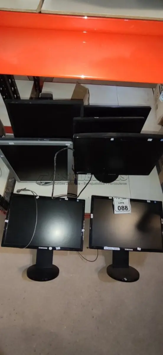 LOTE 088 - 07 MONITORES DE MARCAS E MODELOS DIVERSOS. (NO ESTADO) ATENÇÃO! FAZER A VISITAÇÃO ANTES DE ARREMATAR, NÃO SABEMOS SE FUNCIONA, LEILÃO NÃO TEM GARANTIA E NEM DEVOLUÇÃO, SUJEITO A POSSÍVEIS AVARIAS VISÍVEIS/OCULTAS E/OU AUSÊNCIA DE COMPONENTES.