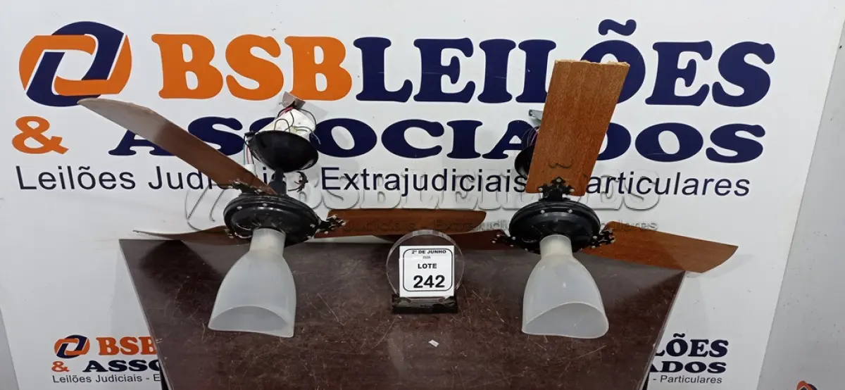 LOTE 242 - 02 VENTILADORES DE TETO COM LUMINÁRIA. (NO ESTADO) ATENÇÃO! FAZER A VISITAÇÃO ANTES DE ARREMATAR, NÃO SABEMOS SE FUNCIONA, LEILÃO NÃO TEM GARANTIA E NEM DEVOLUÇÃO, SUJEITO A POSSÍVEIS AVARIAS VISÍVEIS/OCULTAS E/OU AUSÊNCIA DE COMPONENTES.