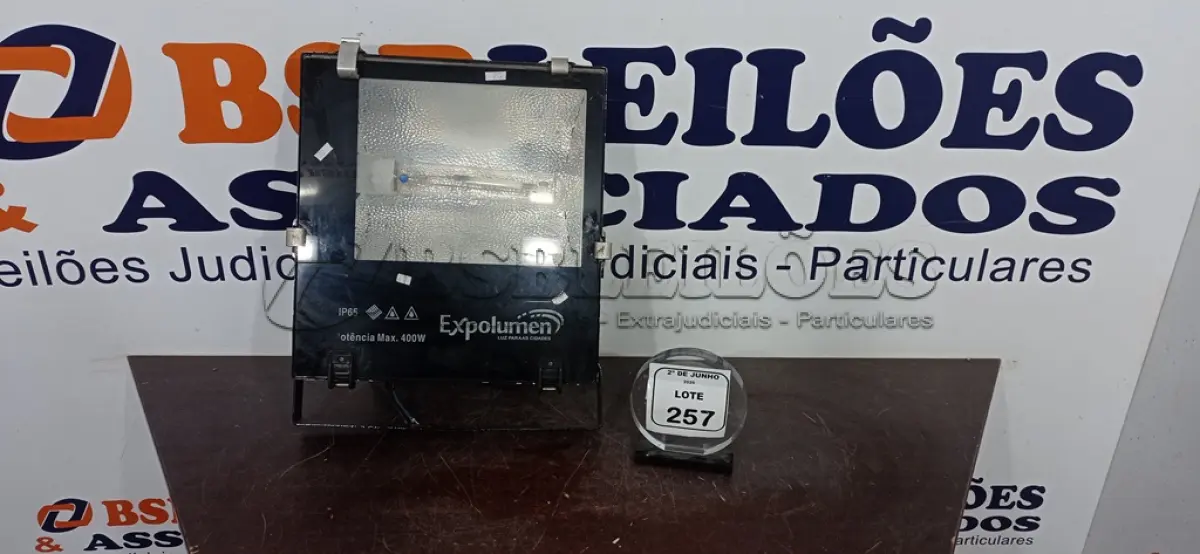 LOTE 257 - 01 REFLETOR 400W MARCA EXPOLUMEN. (NO ESTADO) ATENÇÃO! FAZER A VISITAÇÃO ANTES DE ARREMATAR, NÃO SABEMOS SE FUNCIONA, LEILÃO NÃO TEM GARANTIA E NEM DEVOLUÇÃO, SUJEITO A POSSÍVEIS AVARIAS VISÍVEIS/OCULTAS E/OU AUSÊNCIA DE COMPONENTES.