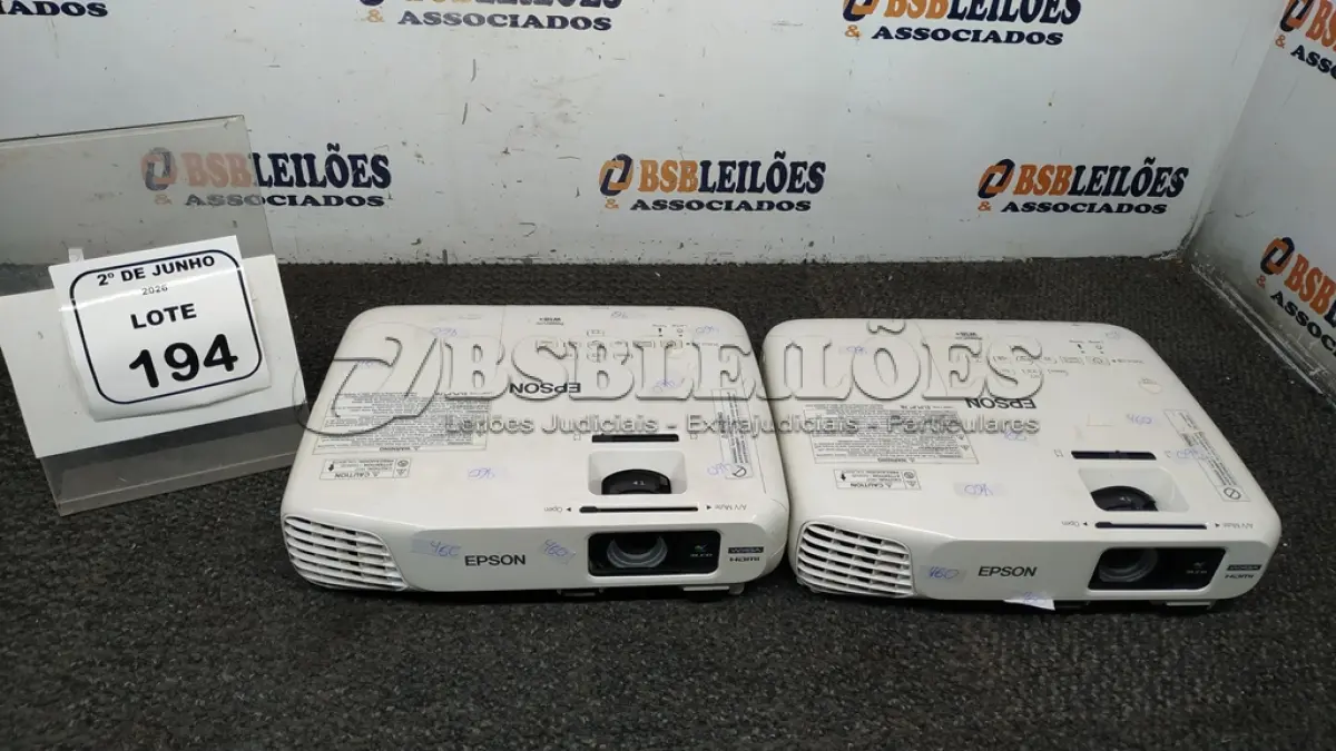 LOTE 194 - 02 PROJETORES MARCA EPSON. (NO ESTADO) ATENÇÃO! FAZER A VISITAÇÃO ANTES DE ARREMATAR, NÃO SABEMOS SE FUNCIONA, LEILÃO NÃO TEM GARANTIA E NEM DEVOLUÇÃO, SUJEITO A POSSÍVEIS AVARIAS VISÍVEIS/OCULTAS E/OU AUSÊNCIA DE COMPONENTES.