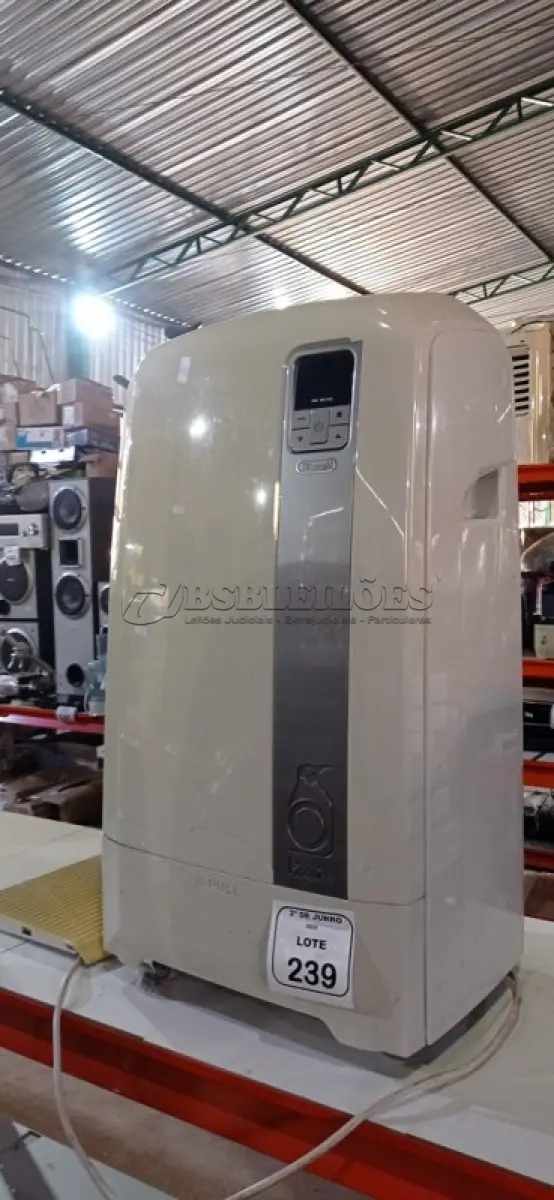 LOTE 239 - 01 AR-CONDICIONADO PORTATIL 12.500BTU/H 220V MARCA PINGUINO. (NO ESTADO) ATENÇÃO! FAZER A VISITAÇÃO ANTES DE ARREMATAR, NÃO SABEMOS SE FUNCIONA, LEILÃO NÃO TEM GARANTIA E NEM DEVOLUÇÃO, SUJEITO A POSSÍVEIS AVARIAS VISÍVEIS/OCULTAS E/OU AUSÊNCIA DE COMPONENTES.