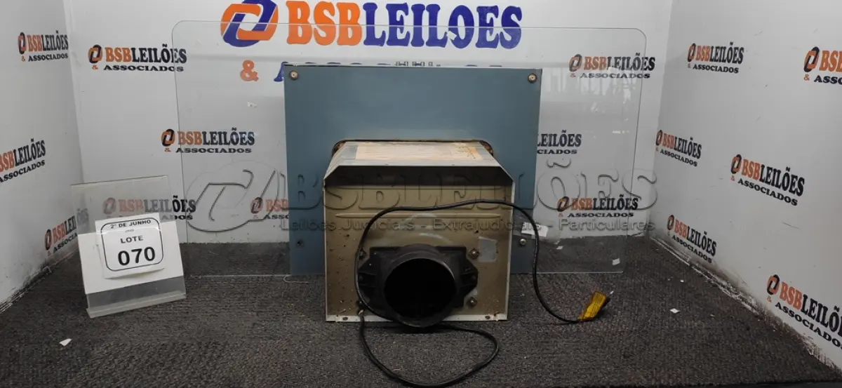LOTE 070 - 01 COIFA DE PAREDE EM AÇO INOX COM PAEINEL DE VIDRO MARCAR SUGGAR. (NO ESTADO) ATENÇÃO! FAZER A VISITAÇÃO ANTES DE ARREMATAR, NÃO SABEMOS SE FUNCIONA, LEILÃO NÃO TEM GARANTIA E NEM DEVOLUÇÃO, SUJEITO A POSSÍVEIS AVARIAS VISÍVEIS/OCULTAS E/OU AUSÊNCIA DE COMPONENTES.