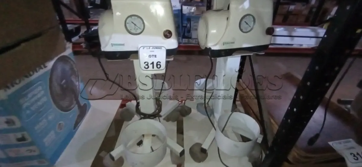 LOTE 316 - 02 ASPIRADORES CIRÚRGICOS. (NO ESTADO) ATENÇÃO! FAZER A VISITAÇÃO ANTES DE ARREMATAR, NÃO SABEMOS SE FUNCIONA, LEILÃO NÃO TEM GARANTIA E NEM DEVOLUÇÃO, SUJEITO A POSSÍVEIS AVARIAS VISÍVEIS/OCULTAS E/OU AUSÊNCIA DE COMPONENTES.