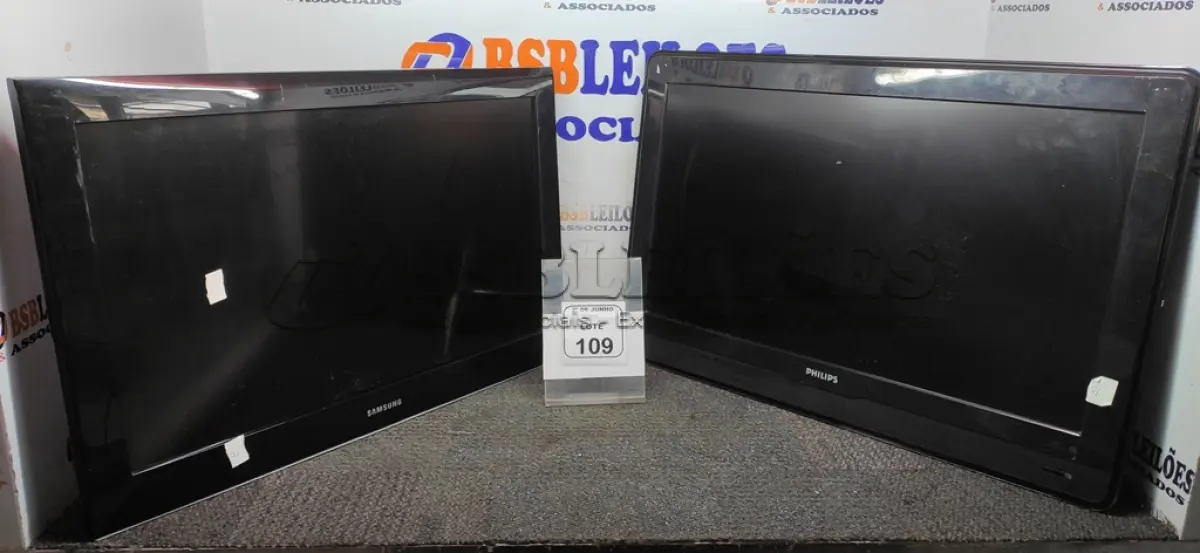 LOTE 109 - 02 TVS/MONITOR 32’’ MARCAS PHIPS E SAMSUNG. (NO ESTADO) ATENÇÃO! FAZER A VISITAÇÃO ANTES DE ARREMATAR, NÃO SABEMOS SE FUNCIONA, LEILÃO NÃO TEM GARANTIA E NEM DEVOLUÇÃO, SUJEITO A POSSÍVEIS AVARIAS VISÍVEIS/OCULTAS E/OU AUSÊNCIA DE COMPONENTES.