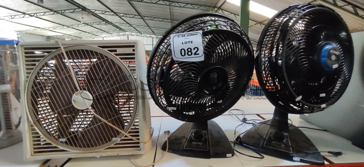 LOTE 082 - 03 VENTILADORES DE MARCAS E MODELOS DIVERSOS. (NO ESTADO) ATENÇÃO! FAZER A VISITAÇÃO ANTES DE ARREMATAR, NÃO SABEMOS SE FUNCIONA, LEILÃO NÃO TEM GARANTIA E NEM DEVOLUÇÃO, SUJEITO A POSSÍVEIS AVARIAS VISÍVEIS/OCULTAS E/OU AUSÊNCIA DE COMPONENTES.