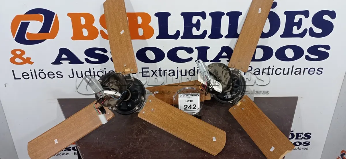 LOTE 242 - 02 VENTILADORES DE TETO COM LUMINÁRIA. (NO ESTADO) ATENÇÃO! FAZER A VISITAÇÃO ANTES DE ARREMATAR, NÃO SABEMOS SE FUNCIONA, LEILÃO NÃO TEM GARANTIA E NEM DEVOLUÇÃO, SUJEITO A POSSÍVEIS AVARIAS VISÍVEIS/OCULTAS E/OU AUSÊNCIA DE COMPONENTES.