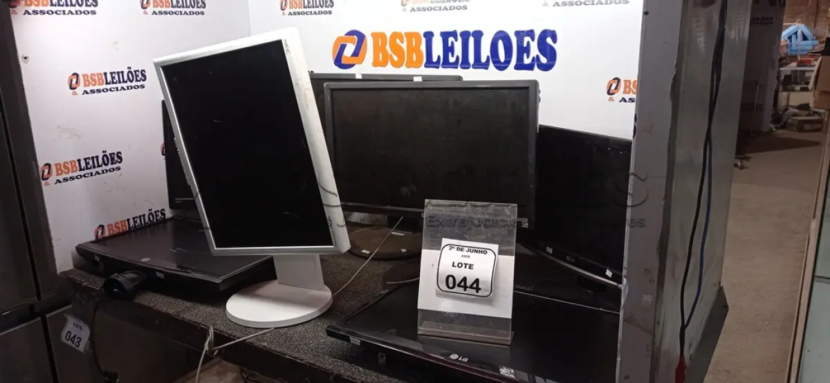 LOTE 044 - 07 MONITORES DE MARCAS E MODELOS DIVERSOS. (NO ESTADO) ATENÇÃO! FAZER A VISITAÇÃO ANTES DE ARREMATAR, NÃO SABEMOS SE FUNCIONA, LEILÃO NÃO TEM GARANTIA E NEM DEVOLUÇÃO, SUJEITO A POSSÍVEIS AVARIAS VISÍVEIS/OCULTAS E/OU AUSÊNCIA DE COMPONENTES.