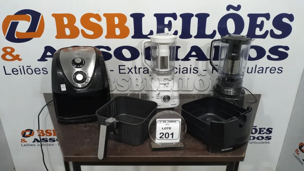LOTE 201 - 01 AIR FRYER 5L 220V MARCA MONDIAL E 02 LIQUIDIFICADORES 220V MARCA MONDIAL. (NO ESTADO) ATENÇÃO! FAZER A VISITAÇÃO ANTES DE ARREMATAR, NÃO SABEMOS SE FUNCIONA, LEILÃO NÃO TEM GARANTIA E NEM DEVOLUÇÃO, SUJEITO A POSSÍVEIS AVARIAS VISÍVEIS/OCULTAS E/OU AUSÊNCIA DE COMPONENTES.