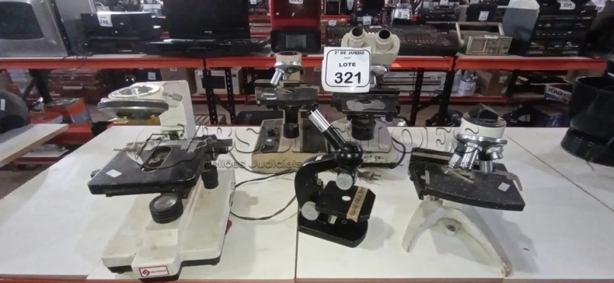 LOTE 321 - 05 MICROSCÓPIOS DE MARCAS E MODELOS DIVERSOS. (NO ESTADO) ATENÇÃO! FAZER A VISITAÇÃO ANTES DE ARREMATAR, NÃO SABEMOS SE FUNCIONA, LEILÃO NÃO TEM GARANTIA E NEM DEVOLUÇÃO, SUJEITO A POSSÍVEIS AVARIAS VISÍVEIS/OCULTAS E/OU AUSÊNCIA DE COMPONENTES.