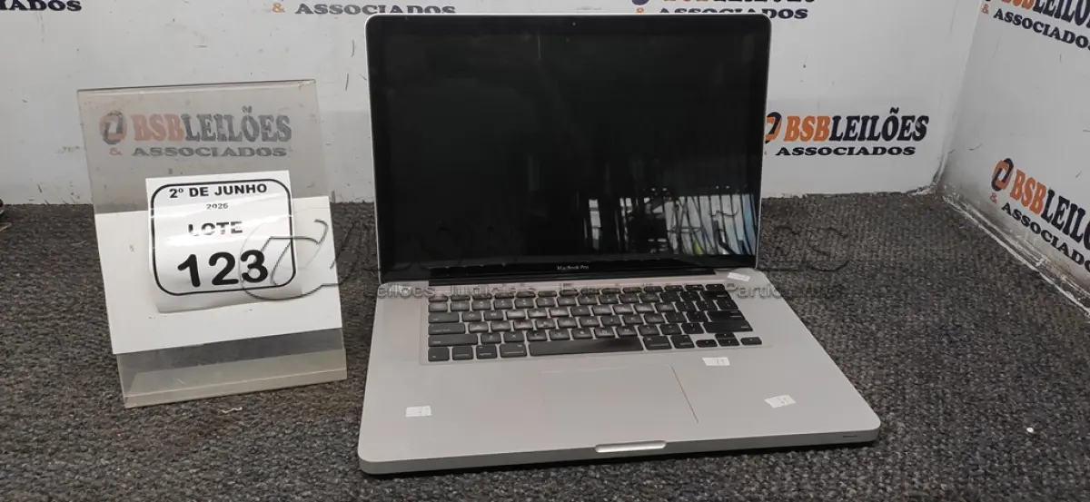 LOTE 123 - 01 MACBOOK APPLE SEM FONTE. (NO ESTADO) ATENÇÃO! FAZER A VISITAÇÃO ANTES DE ARREMATAR, NÃO SABEMOS SE FUNCIONA, LEILÃO NÃO TEM GARANTIA E NEM DEVOLUÇÃO, SUJEITO A POSSÍVEIS AVARIAS VISÍVEIS/OCULTAS E/OU AUSÊNCIA DE COMPONENTES.