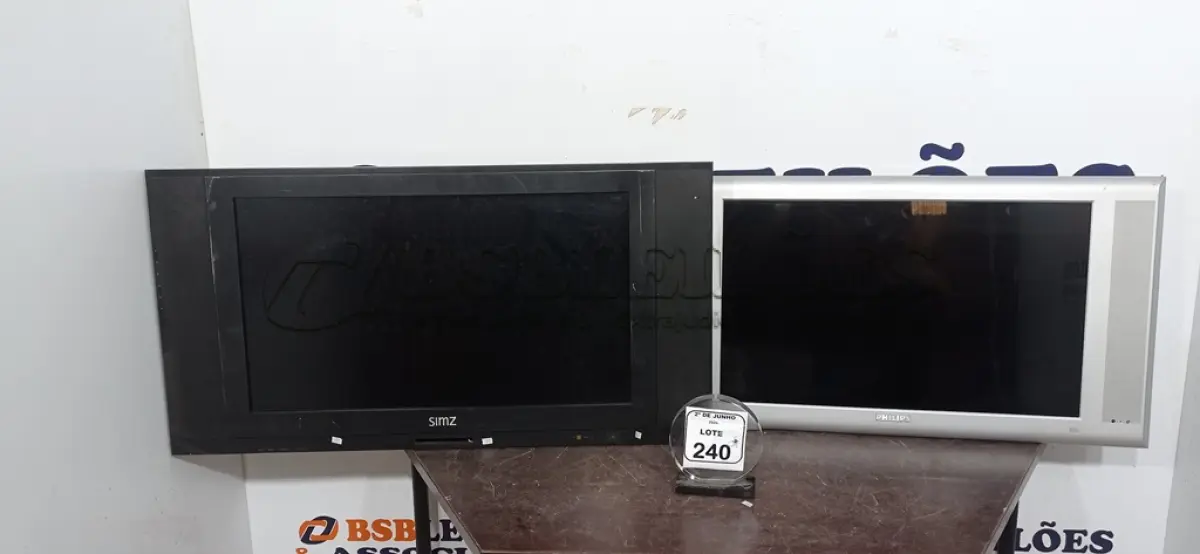 LOTE 240 - 01 TV 30’’ MARCA PHILIPS E 01 TV 32’’ MARCA SIMZ PARA RETIRADA DE PEÇAS. (NO ESTADO) ATENÇÃO! FAZER A VISITAÇÃO ANTES DE ARREMATAR, NÃO SABEMOS SE FUNCIONA, LEILÃO NÃO TEM GARANTIA E NEM DEVOLUÇÃO, SUJEITO A POSSÍVEIS AVARIAS VISÍVEIS/OCULTAS E/OU AUSÊNCIA DE COMPONENTES.