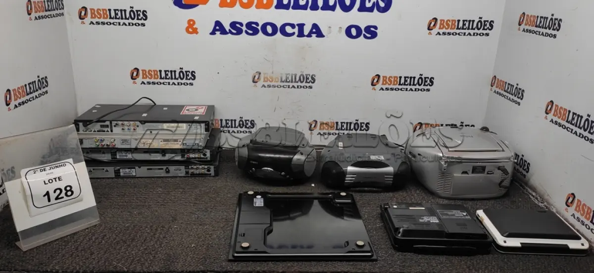 LOTE 128 - 01 BALANÇA CORPORAL, 03 APARELHOS DE SOM PORTÁTIL E 06 APARELHOS DE DVD DE MARCAS E MODELOS DIVERSOS. (NO ESTADO) ATENÇÃO! FAZER A VISITAÇÃO ANTES DE ARREMATAR, NÃO SABEMOS SE FUNCIONA, LEILÃO NÃO TEM GARANTIA E NEM DEVOLUÇÃO, SUJEITO A POSSÍVEIS AVARIAS VISÍVEIS/OCULTAS E/OU AUSÊNCIA DE COMPONENTES.