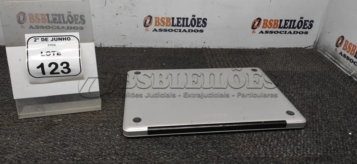 LOTE 123 - 01 MACBOOK APPLE SEM FONTE. (NO ESTADO) ATENÇÃO! FAZER A VISITAÇÃO ANTES DE ARREMATAR, NÃO SABEMOS SE FUNCIONA, LEILÃO NÃO TEM GARANTIA E NEM DEVOLUÇÃO, SUJEITO A POSSÍVEIS AVARIAS VISÍVEIS/OCULTAS E/OU AUSÊNCIA DE COMPONENTES.