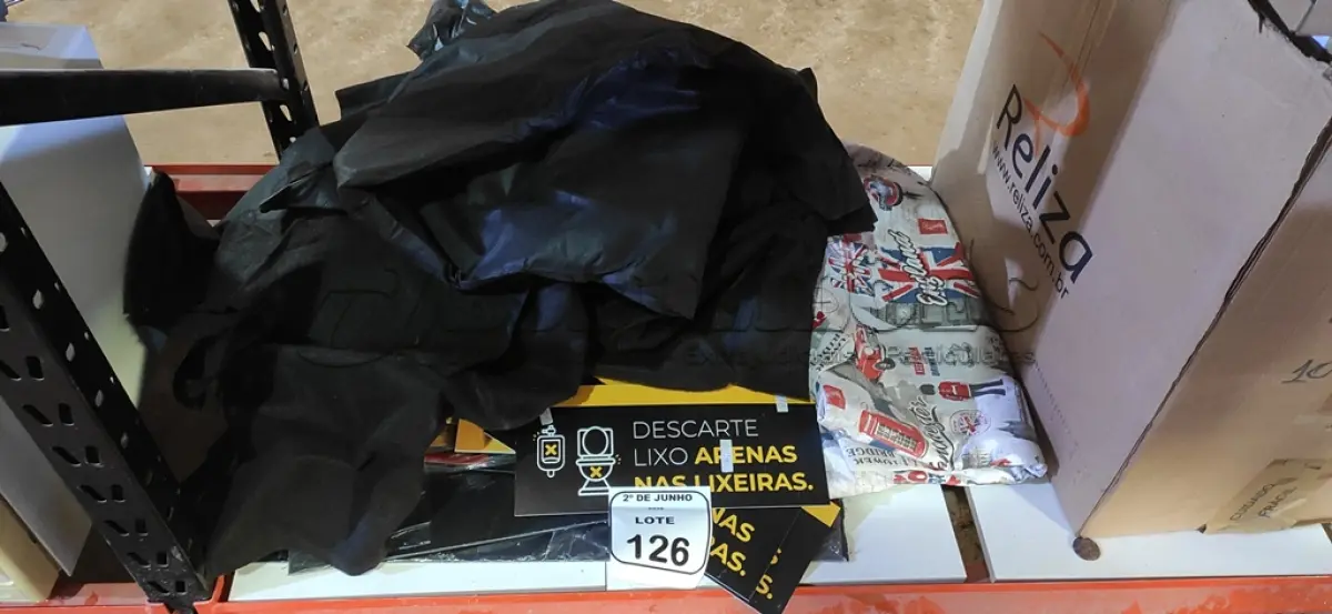 LOTE 126 - 03 PEÇAS DE CAPA PARA ASSENTOS E GRANDE QUANTIDADE DE PLACAS SE SINALIZAÇÃO PARA ACADEMIA. (NO ESTADO) ATENÇÃO! FAZER A VISITAÇÃO ANTES DE ARREMATAR, NÃO SABEMOS SE FUNCIONA, LEILÃO NÃO TEM GARANTIA E NEM DEVOLUÇÃO, SUJEITO A POSSÍVEIS AVARIAS VISÍVEIS/OCULTAS E/OU AUSÊNCIA DE COMPONENTES.