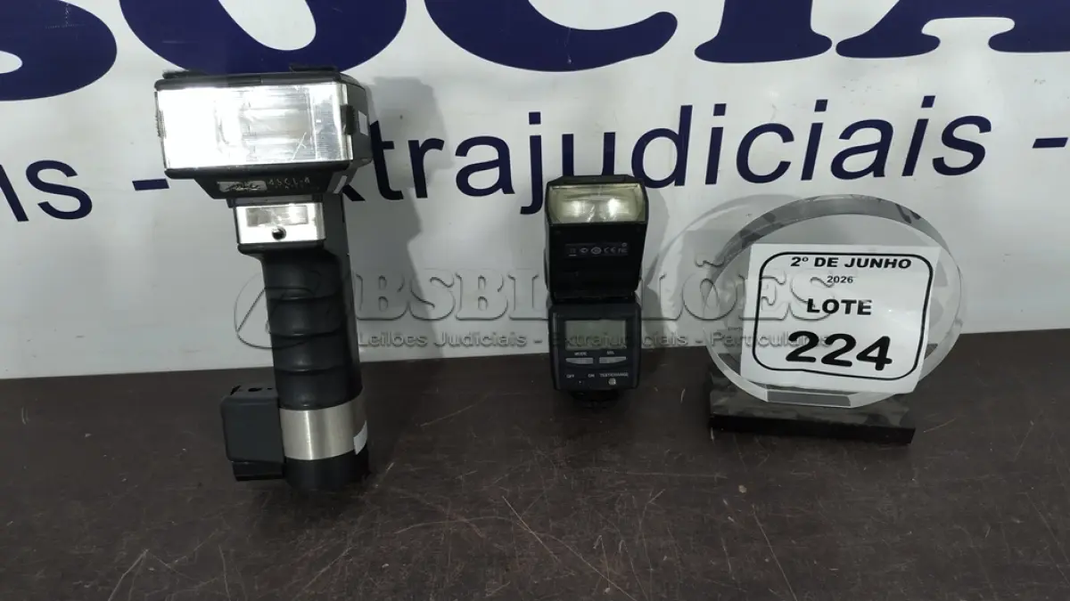 LOTE 224 - 01 FLASH PARA FILMADORA MODELO 45CL-4 DIGITAL MARCA MRTZ E 01 FLASH PARA FILMADORA MODELO EF-42 MARCA FULJFILM. (NO ESTADO) ATENÇÃO! FAZER A VISITAÇÃO ANTES DE ARREMATAR, NÃO SABEMOS SE FUNCIONA, LEILÃO NÃO TEM GARANTIA E NEM DEVOLUÇÃO, SUJEITO A POSSÍVEIS AVARIAS VISÍVEIS/OCULTAS E/OU AUSÊNCIA DE COMPONENTES.